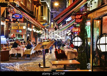 ISTANBUL, TURQUIE, APR 24, 2017 : les restaurants sont une grande attraction touristique et une partie importante de la vie nocturne dans le quartier de Sultan Ahmed Mo Banque D'Images