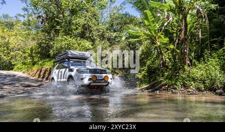 4x4 voiture conduit à travers une rivière, traversée de l'eau avec la voiture hors route, Costa Rica, Amérique centrale Banque D'Images