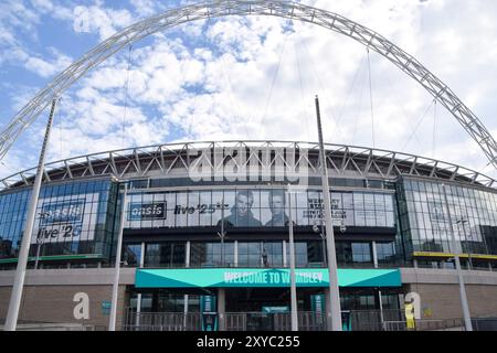 Londres, Royaume-Uni. 28 août 2024. Les écrans du stade de Wembley annoncent les prochains concerts d'Oasis, actuellement prévus pour quatre soirs en juillet et août 2025 dans le célèbre stade, car les billets devraient être mis en vente plus tard dans la semaine. Le groupe de rock de Manchester, dirigé par Noel et Liam Gallagher, a récemment annoncé une tournée de retrouvailles après 15 ans. Crédit : Vuk Valcic/Alamy Live News Banque D'Images