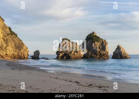 Plage paradisiaque de Ribeiro do Cavalo dans le parc naturel d'Arrabida à Sesimbra, Portugal, Europe Banque D'Images