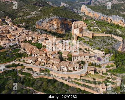 Un village pittoresque avec des toits de tuiles et une forteresse impressionnante entourée d'un paysage montagneux, vue aérienne, collégiale sur la colline, C Banque D'Images