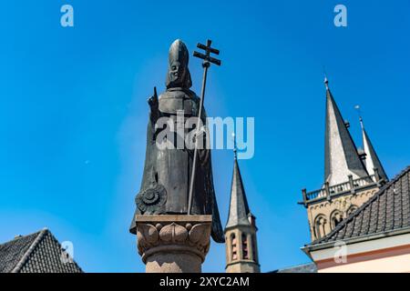 Norbert von Xanten Sankt Norbert vor der Kirche : Viktor auf dem Marktplatz von Xanten, Niederrhein, Nordrhein-Westfalen, Deutschland, Europa Saint Banque D'Images