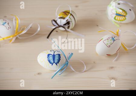 Oeufs de pâques colorés faits à la main sur une table en bois Banque D'Images