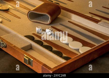 Den Helder, pays-Bas. Novembre 2022. Le jeu de société traditionnel de backgammon Banque D'Images