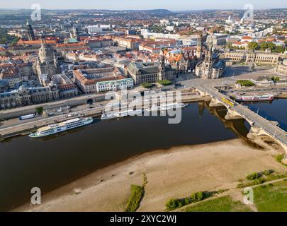 Dresde, Allemagne. 29 août 2024. Vue sur la vieille ville sur l'Elbe avec le dôme de l'Académie des Beaux-Arts avec l'ange 'Fama' (gauche-droite), la Frauenkirche, le Ständehaus, le Hausmannsturm de la Hofkirche, les rives sèches de l'Elbe et le pont Auguste. Le niveau de l'Elbe à Dresde est actuellement de 80 centimètres. (Vue aérienne avec drone) crédit : Robert Michael/dpa/Alamy Live News Banque D'Images