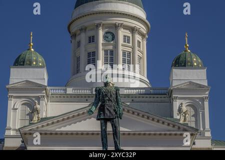 Devant une grande cathédrale blanche avec dôme vert et statue au premier plan sous un ciel bleu, Helsinki, Finlande, Europe Banque D'Images