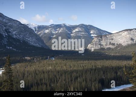 Paysage près de Banff avec Fairmont Banff Springs Hotel Banque D'Images