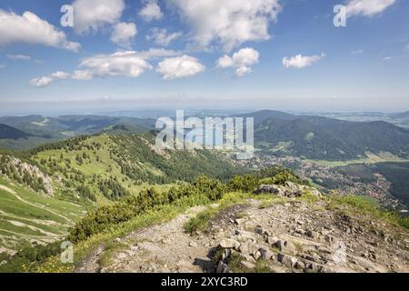 Vue du Brecherspitze vers le nord en direction de Schliersee, Bavière Banque D'Images