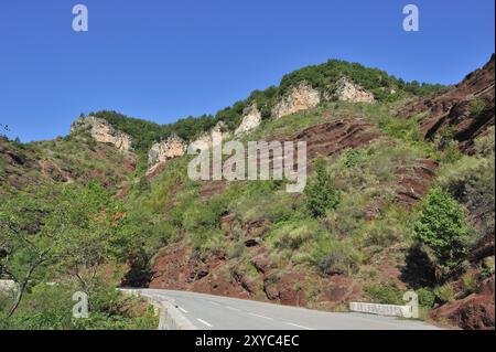 La gorge de Daluis, avec ses rochers rouges en France Banque D'Images