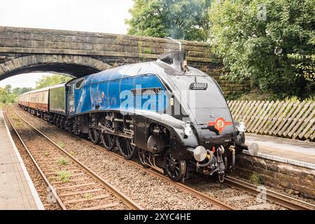 Sir Nigel Gresley. Locomotive à vapeur britannique préservée qui s'arrêta à long Preston pour prendre l'eau d'un pétrolier routier voisin, 28yh août 2024. Banque D'Images