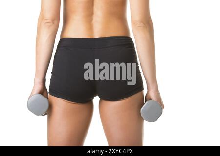 Close up de l'arrière d'un fit woman working out with dumbbells, isolé en blanc Banque D'Images