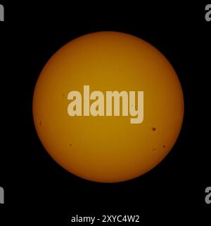 Disque complet du soleil le 29 août 2024. La surface solaire est parsemée de grandes taches solaires dans cette image de télescope solaire capturée depuis Londres, au Royaume-Uni. Banque D'Images