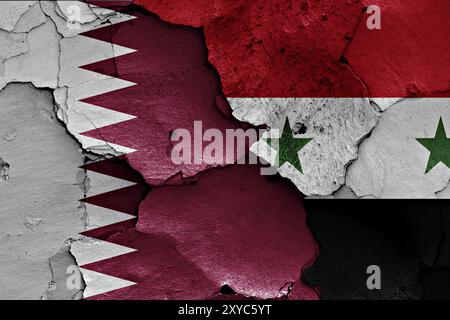 Drapeaux du Qatar et de la Syrie peints sur un mur fissuré Banque D'Images