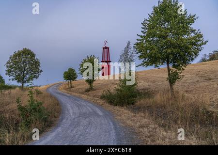 Moers, Rhénanie du Nord-Westphalie, Allemagne, 03 août 2018 : vue depuis la pointe du butin du Rheinpreussen, avec Das Geleucht, monument à la lampe d'un mineur, Europe Banque D'Images