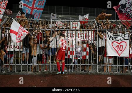 Salvatore Burrai (Mantova) avec les supporters lors de la SS Juve Stabia vs Mantova 1911, match de football italien Serie B à Piacenza, Italie, août 28 2024 Banque D'Images