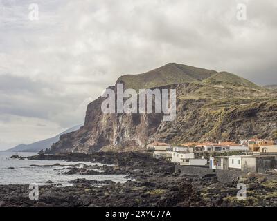 Paysage côtier avec maisons et falaises abruptes sous un ciel nuageux, la palma, îles canaries, espagne Banque D'Images