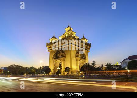 Vientiane au Laos, coucher de soleil sur les toits de la ville de Patuxai (Patuxay) Banque D'Images