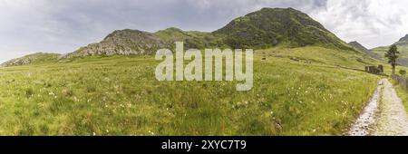 La ruine de Capel Rhosydd près de Blaenau Ffestiniog, Gwynedd, pays de Galles, Royaume-Uni, avec Conglog Slate Quarry en arrière-plan Banque D'Images