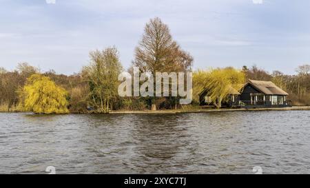 Près de Wroxham, Norfolk, Angleterre, Royaume-Uni, avril 07, 2018 : une maison sur la rive des Wroxham Broads Banque D'Images