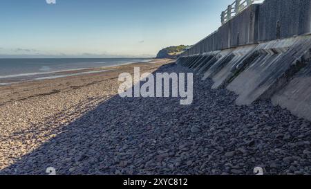 La plage de Blue Anchor, Somerset, Angleterre, Royaume-Uni, regardant le canal de Bristol Banque D'Images