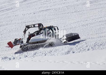 Zermatt, Suisse, 13 avril 2017 : un dameur de neige travaillant sur une piste de ski, Europe Banque D'Images