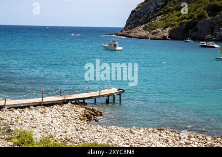 L'île espagnole d'Ibiza montrant le beau front de mer et la promenade à bord et la plage de Cala Llonga en été dans l'île des Baléares Banque D'Images