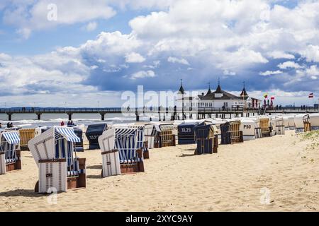 La jetée et les chaises de plage à Ahlbeck sur l'île d'Usedom Banque D'Images