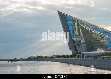 Saint-Pétersbourg, Russie - 11 juin 2024 : vue sur les bâtiments du Lakhta Center depuis le golfe de Finlande Banque D'Images