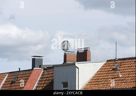 Antenne parabolique sur le toit. Antenne sur toit Banque D'Images