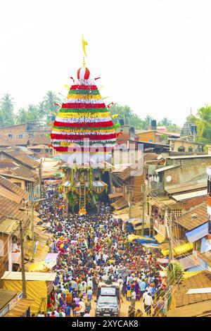 Gokarna, Inde, 3 mars 2016 : une foule de gens se rassemblent pour tirer le char à ratta surdimensionné pendant le festival annuel de Shivarathri. Vie aérienne verticale haute Banque D'Images