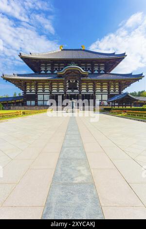 Large chemin menant à la façade extérieure avant de la Grande salle du Bouddha, Daibutsuden, personne présent, sur le ciel bleu ensoleillé matin dans le temple Todai-ji vide de p Banque D'Images