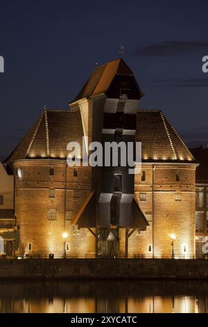 La grue (Zuraw) illuminée la nuit à Gdansk, Pologne, Europe, monument médiéval et symbole de la ville, l'Europe Banque D'Images