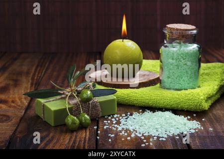 Spa cadre et articles de soins de santé, savon d'olive fait à la main, sel de bain, bougie, serviette sur planche de bois Banque D'Images