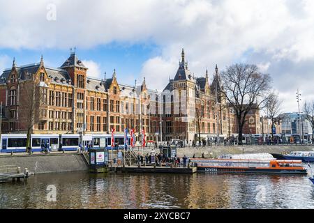 AMSTERDAM, PAYS-BAS, 4 MARS 2016 : vue de la gare centrale et du canal de la vieille ville d'Amsterdam, pays-Bas Banque D'Images