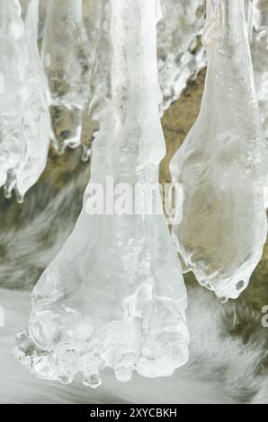 Structures de glace sur un ruisseau, Atndalen, Hedmark Fylke, Norvège, avril 2012, Europe Banque D'Images