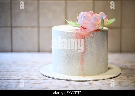 Gâteau au chocolat de mariage décoré de belles roses rose et le sucre Banque D'Images