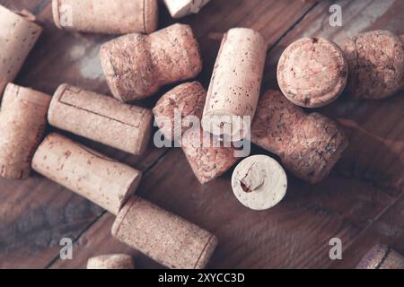 Vue sur la pile de divers bouchons de bouteilles de vin et de champagne sur fond en bois Banque D'Images