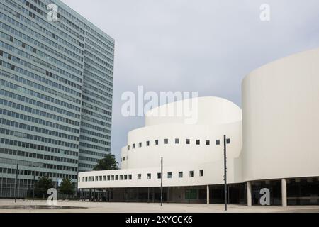 Schauspielhaus et Dreischeibenhaus, Duesseldorf, Rhénanie-du-Nord-Westphalie, Allemagne, Europe Banque D'Images