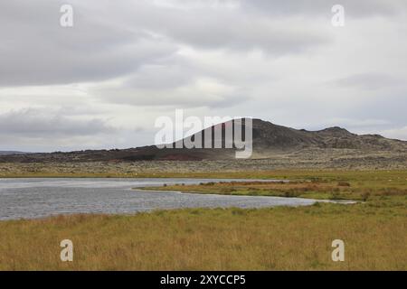 Paysage volcanique et étang en Vesturland, Islande, Europe Banque D'Images