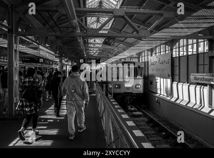 Photographie en noir et blanc, station de métro Warschauer Strasse, Berlin, Allemagne, Europe Banque D'Images