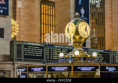 Grand Central Station New York horloge intérieure jaune avec horaires et tableau de bord en arrière-plan, vue sous angle Banque D'Images