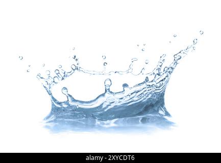 Éclaboussure d'eau comme une couronne. isolé sur blanc Banque D'Images