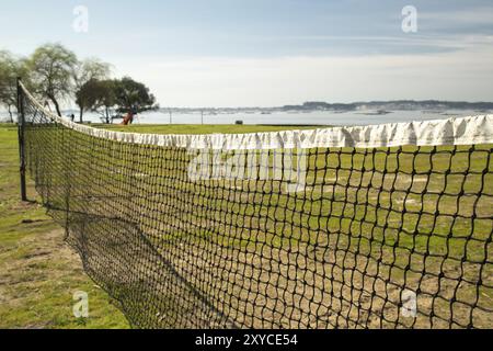Filet de volley-ball de plage en automne avec de l'herbe et de flou artistique en arrière-plan la mer avec net Banque D'Images