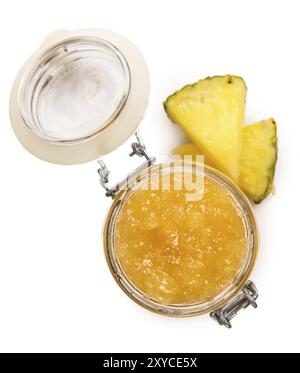 Fresh Made Pineapple Jam isolé sur fond blanc, gros plan Banque D'Images