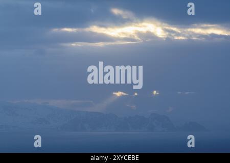 Soirée Mood, mer de Barents, Soeroeya, Finnmark, Norvège, février 2019, Europe Banque D'Images