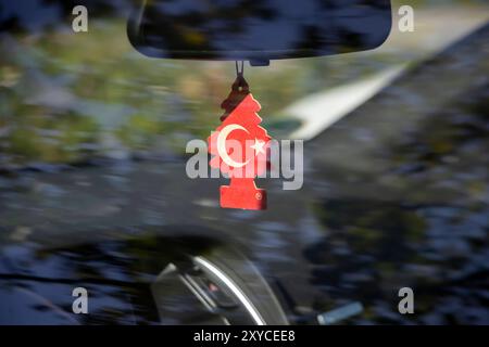 Duftbäumchen in einem Fahrzeug. In welche Richtung geht jetzt die geruchsrichtung Türkisch// 28.08.2024 : Sindelfingen, Baden-Württemberg, Deutschland, Europa *** arbre parfumé dans un véhicule dans quelle direction est l'odeur maintenant turc 28 08 2024 Sindelfingen, Baden Württemberg, Allemagne, Europe Banque D'Images