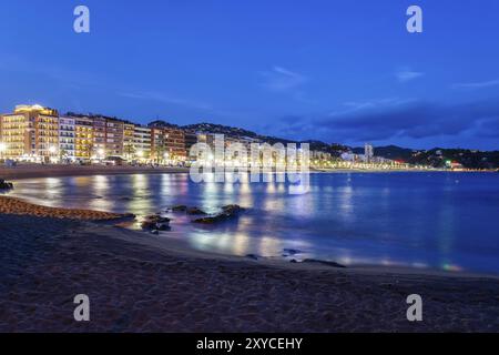 Lloret de Mar Ville de nuit, station balnéaire sur la Costa Brava en Catalogne Région de l'Espagne, littoral skyline et la plage de la Mer Méditerranée Banque D'Images