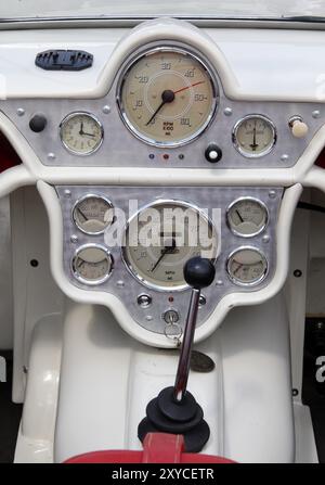 Tableau de bord Oldtimer d'une voiture classique des années 1960 Banque D'Images