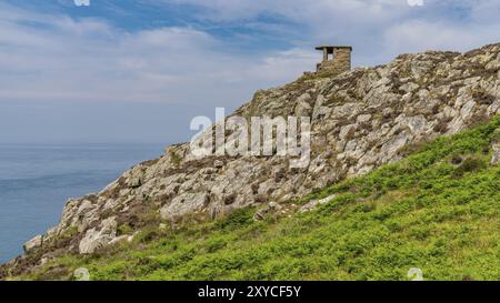 La Garde côtière vieille hutte près de phare de South Stack, Anglesey, Gwynedd, Pays de Galles, Royaume-Uni Banque D'Images