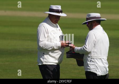 Chester le Street, Angleterre, 22 août 2024. Les arbitres Peter Hartley et Paul Baldwin examinent les balles de cricket de remplacement. Crédit : Colin Edwards. Banque D'Images